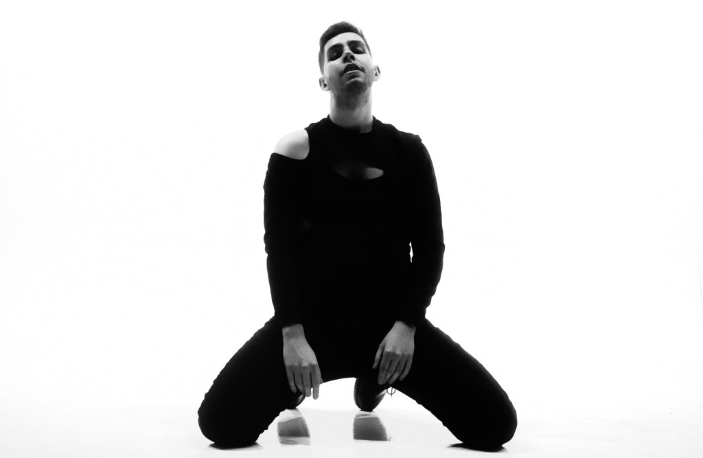 sergi ibor blanco y negro en el suelo